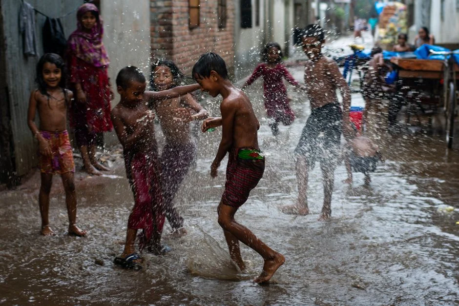 Heavy Rain Lashes Mumbai — Uprooted Trees, Potholes Bring City to a Standstill